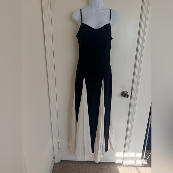 Elegant Black and White Dress - Picture 3 of 5